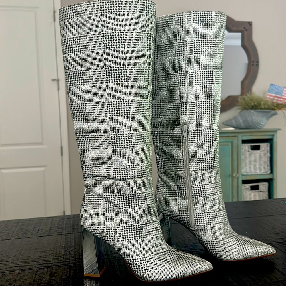 Brand new. No box. Size 8.5
Approx. 3.74" metallic heel